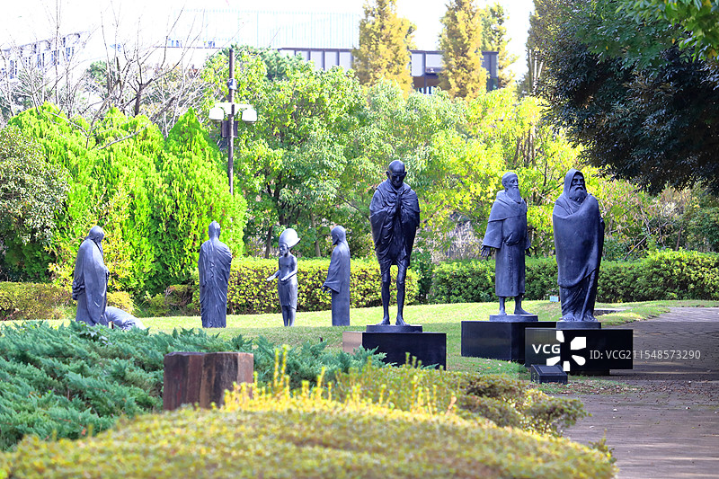 哲学大厅公园中的青铜雕像图片素材