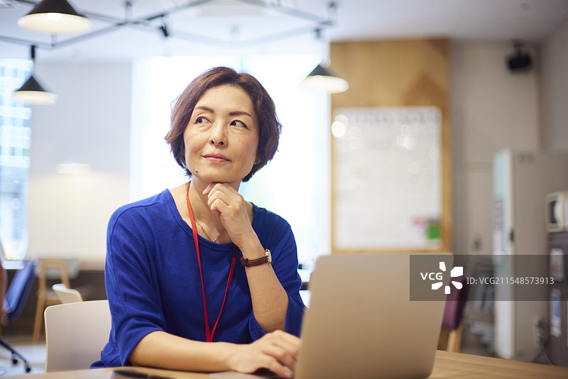 日本女商人在办公室用笔记本电脑工作图片素材