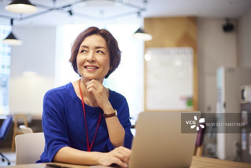 在办公室里使用笔记本电脑的日本女商人图片素材