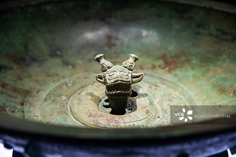 温岭博物馆青铜夔纹蟠龙盘图片素材