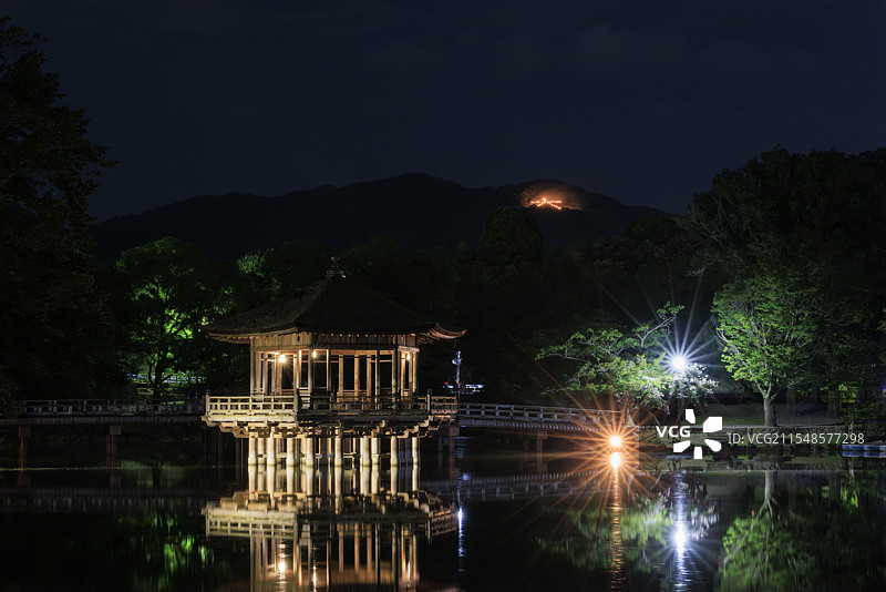 奈良大文字送火节，鷺池与浮御堂，奈良市，奈良县图片素材
