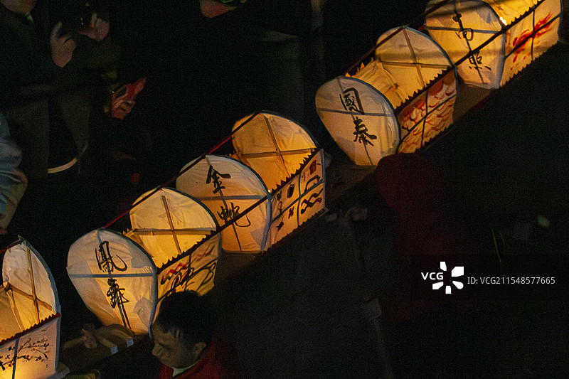 尤溪县岭头村，每年的正月初三、十五元宵节都会举行迎龙灯民俗活动，图为乙巳年初三晚活动现场。图片素材