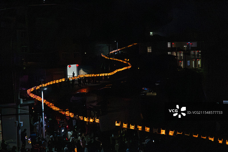 尤溪县岭头村，每年的正月初三、十五元宵节都会举行迎龙灯民俗活动，图为乙巳年初三晚活动现场。图片素材