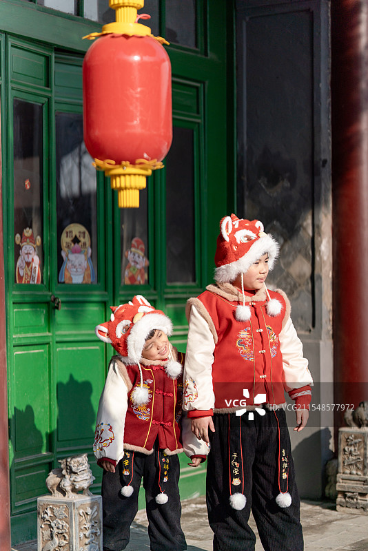 中国传统新年春节儿童红色可爱喜庆服装图片素材