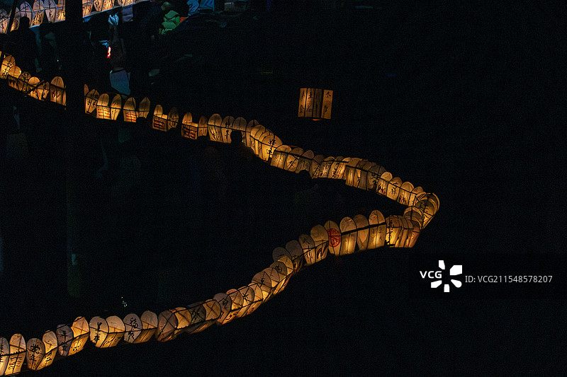 尤溪县岭头村，每年的正月初三、十五元宵节都会举行迎龙灯民俗活动，图为乙巳年初三晚活动现场。图片素材