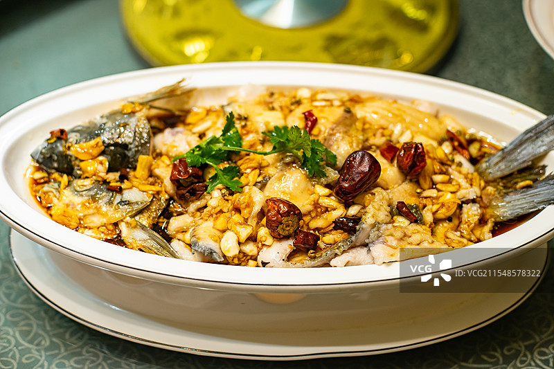 中国餐饮行业饮食产业，传统经典中国食品，一盘子清蒸鲤鱼浇上热油，室内无人图像图片素材