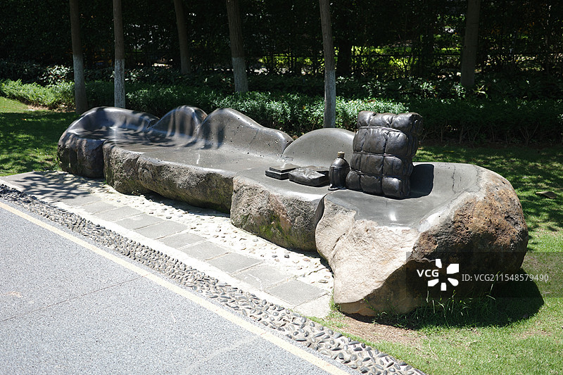 学雷锋纪念日：厦门市雷锋主题公园——金湖公园的雷锋雕像和雷锋精神元素：军人被子、水壶、书、图片素材