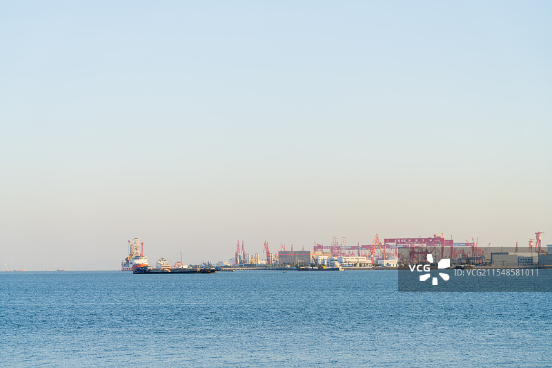 广州南沙区入海口江面上的渔船和龙穴岛图片素材