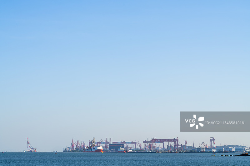 广州南沙区入海口江面上的渔船和龙穴岛图片素材