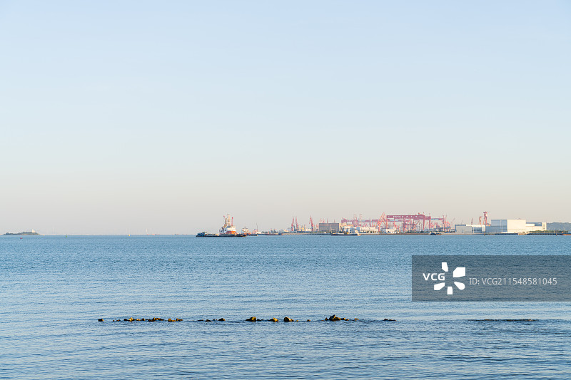 广州南沙区入海口江面上的渔船和龙穴岛图片素材