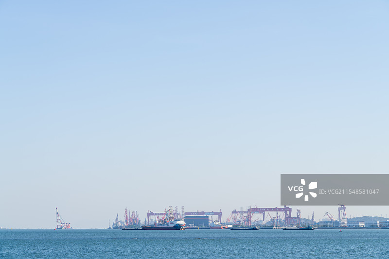 广州南沙区入海口江面上的渔船和龙穴岛图片素材