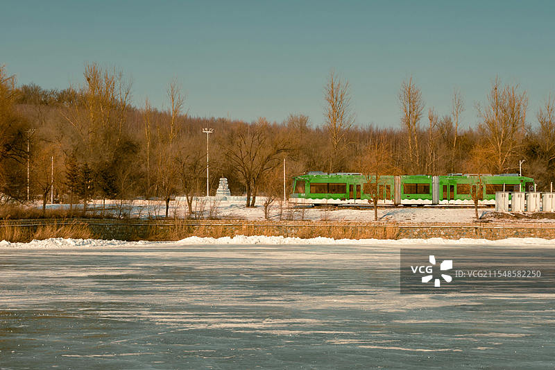 冰湖上的电车图片素材