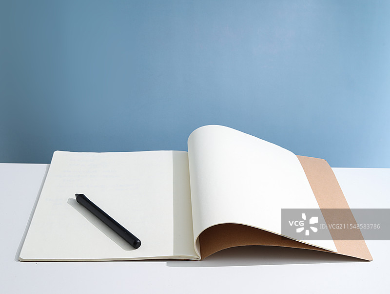 桌面上摆放着的阅读书籍书本教育图片素材