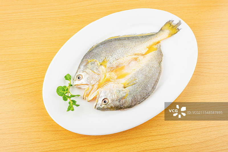 一条新鲜黄鱼鲞图片素材