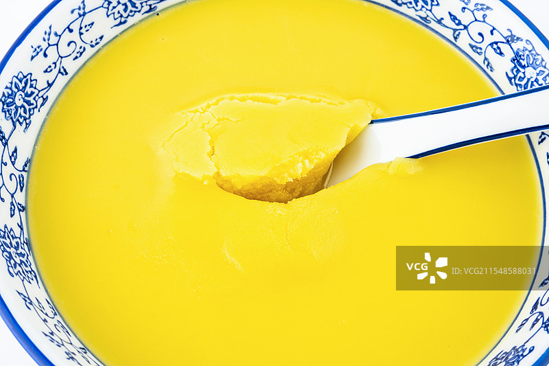 一碗金黄色的鸡油图片素材