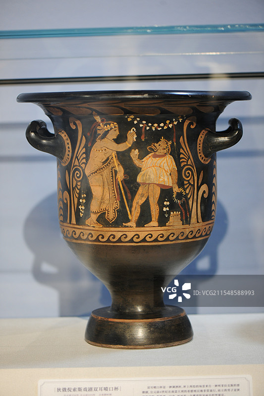 古希腊时期狄俄尼索斯戏剧双耳喷口杯图片素材