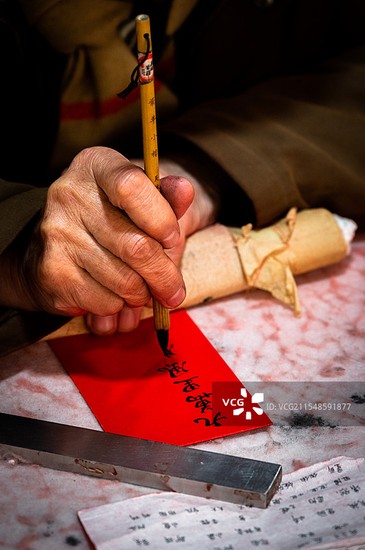 西安新年书院门的手写新春对联图片素材