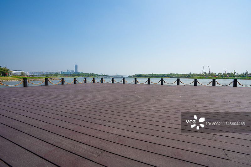 湖边观景台图片素材