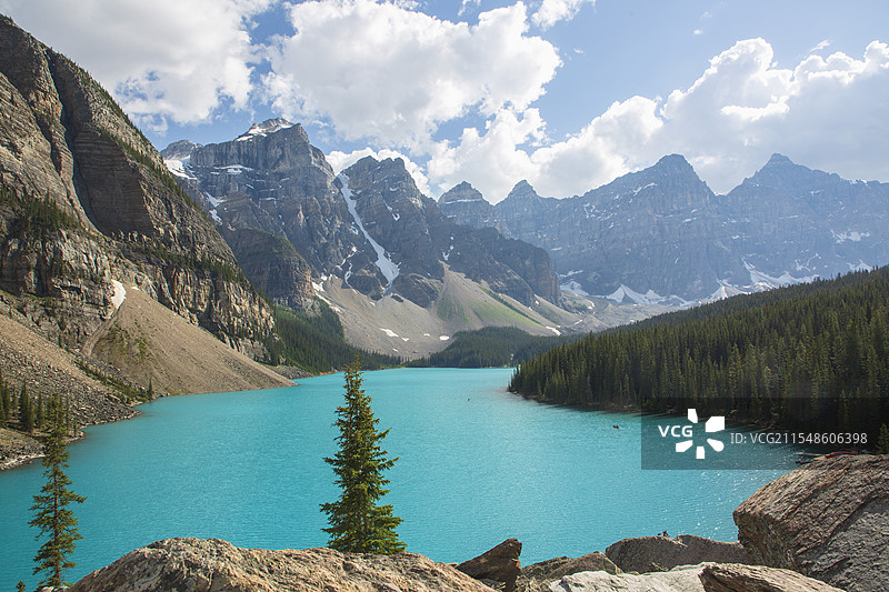 从十峰山谷岩石堆眺望加拿大班夫国家公园梦莲湖（Moraine Lake）风光图片素材