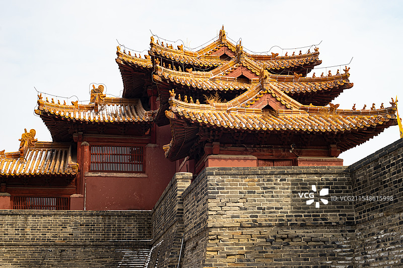 中国山东泰安著名景点泰山旅游风景区，冬天岱庙行宫沧桑而高大的城墙和金黄色的角楼，户外白昼无人图像摄影图片素材