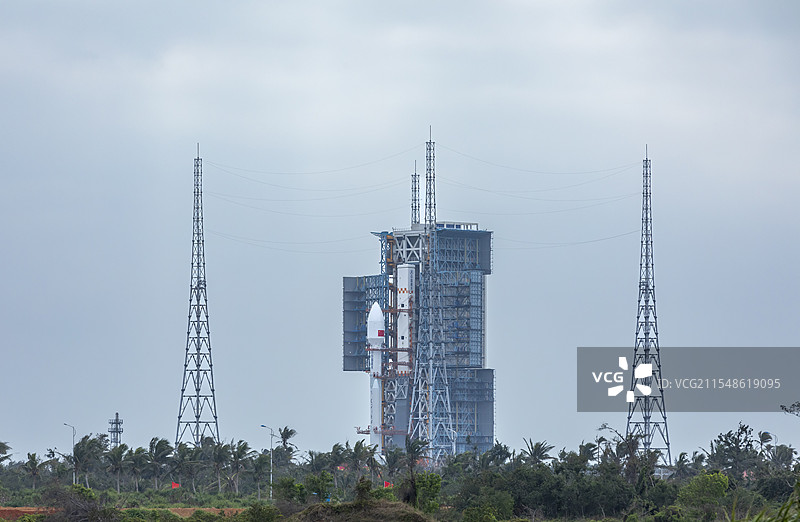 长征八号甲运载火箭进入发射塔图片素材