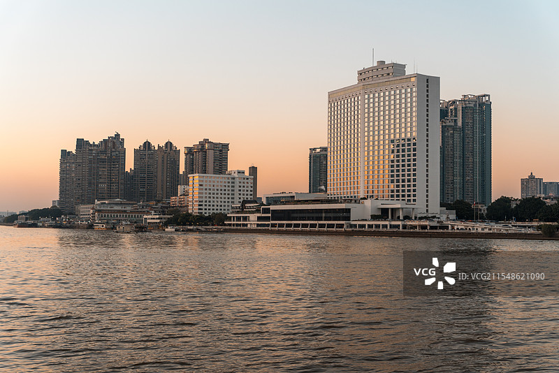 广州白天鹅酒店：夕阳余晖下的江畔风光图片素材