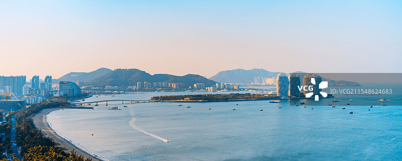 中国海南三亚凤凰岛三亚湾海岸线和城市天际线清晨风光图片素材