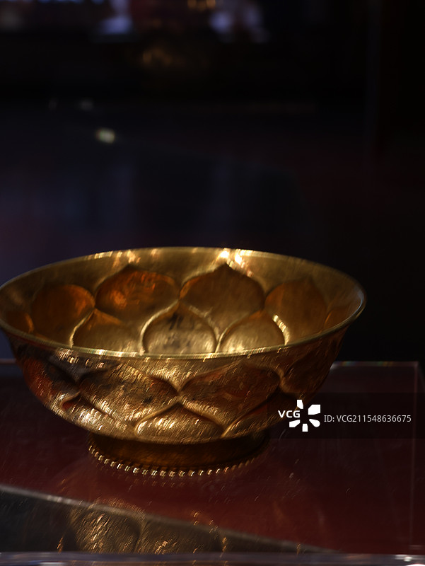 中国丝绸博物馆唐代鸳鸯莲瓣纹金碗图片素材