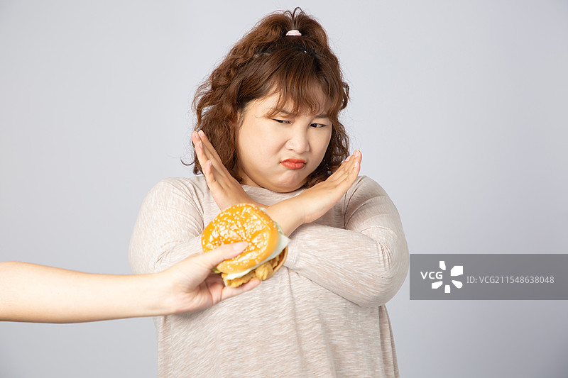 拒绝吃汉堡的亚洲肥胖女孩图片素材