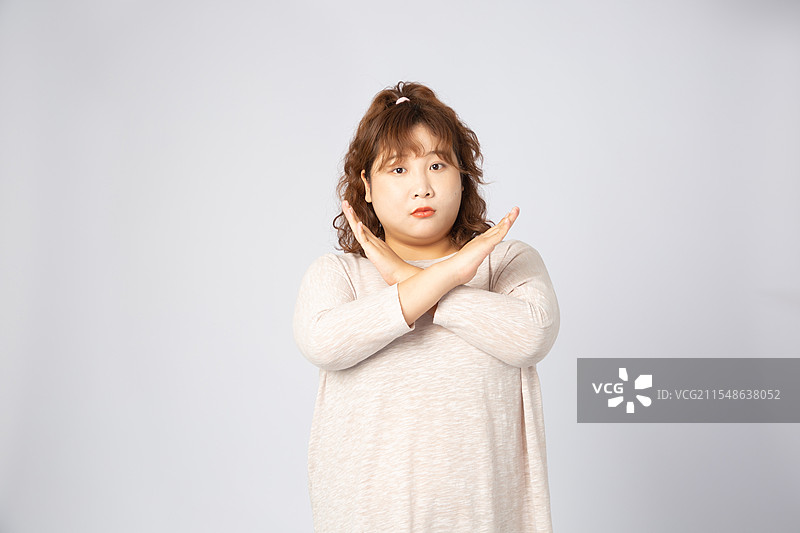 拒绝手势的亚洲肥胖女孩图片素材