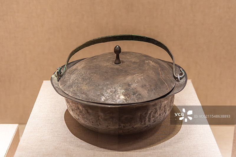 河南省郑州市河南博物院唐代文物提梁带盖银锅，伊川县齐国太夫人墓出土图片素材