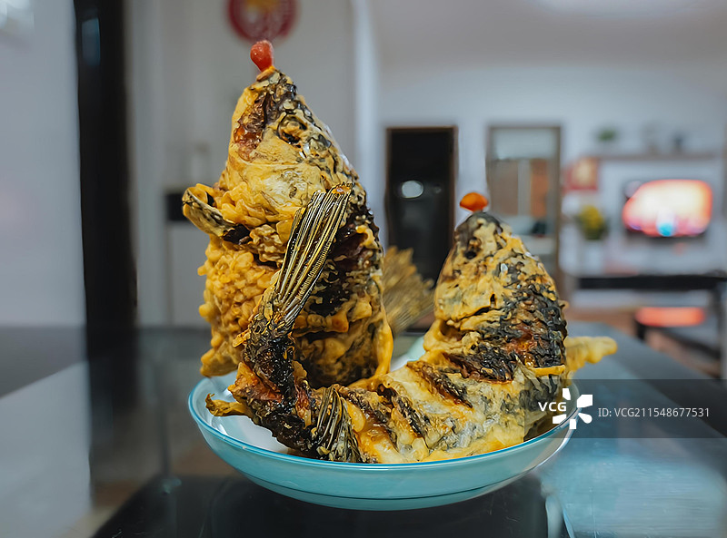 静物美食，双鱼戏珠，年年有余，两条鱼被摆盘成腾跃戏珠的样子，栩栩如生，意味着新的一年年年有鱼图片素材