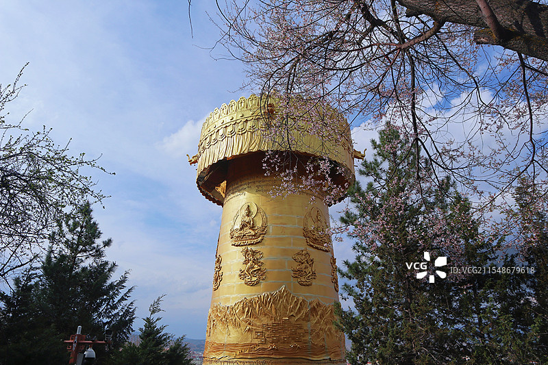大佛寺转经筒与桃花图片素材