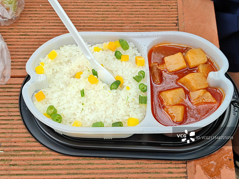 餐桌上食物的高角度视图自热米饭图片素材