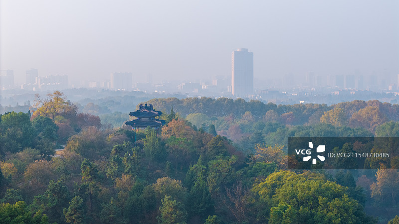 秋日清晨，晨雾笼罩的南京明孝陵景区图片素材
