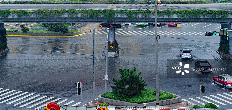 下雨天的青岛的马路图片素材