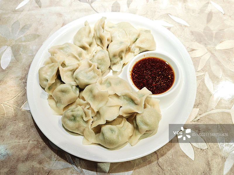 水煮饺子配醋碟图片素材