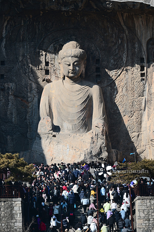 洛阳龙门石窟卢舍那大佛和观佛人群图片素材