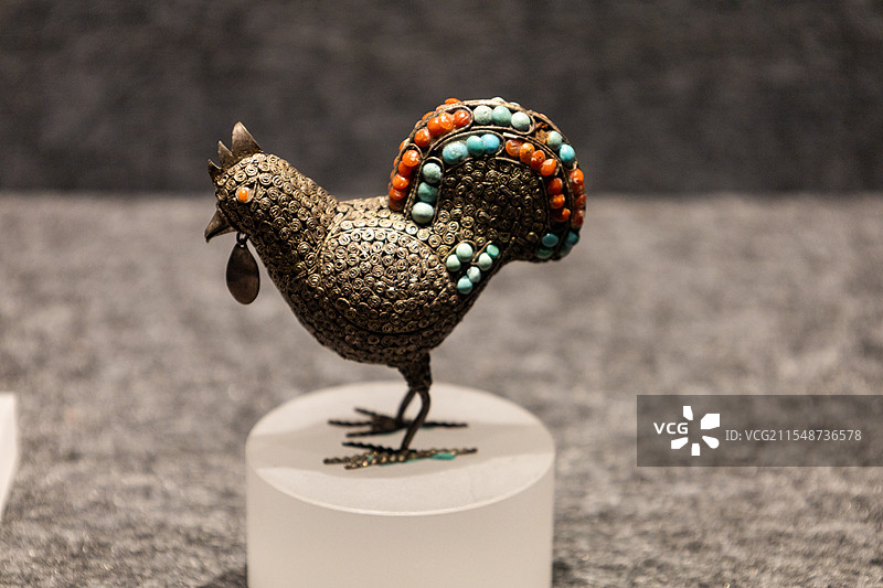 广州十三行博物馆藏银累丝嵌松石玛瑙公鸡型小摆件图片素材