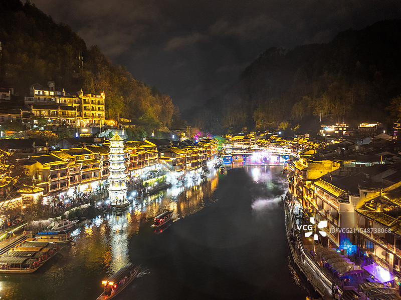 航拍夜晚湖南湘西凤凰古城璀璨亮灯夜景风景图片素材