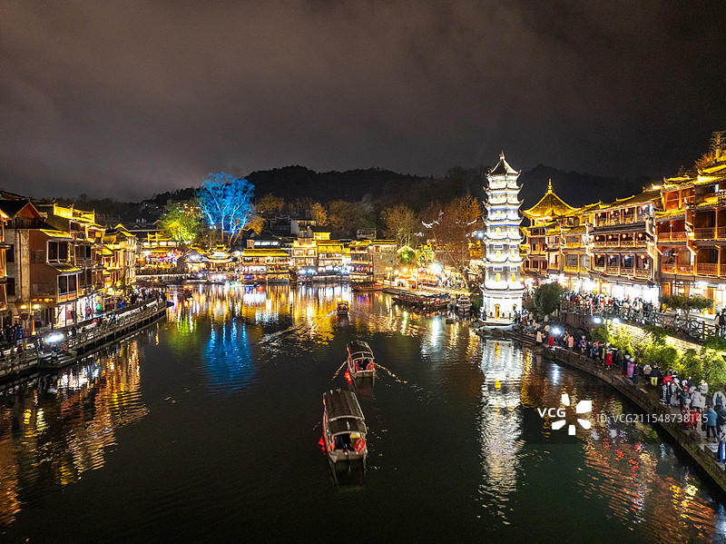 航拍夜晚湖南湘西凤凰古城沱江夜色和万名塔亮灯夜景风景图片素材