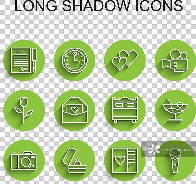 婚礼戒指与摄影相机的排成一线的照片图片素材