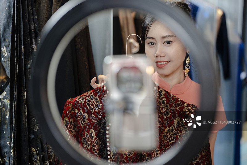 青年女创业者在直播带货卖服装图片素材