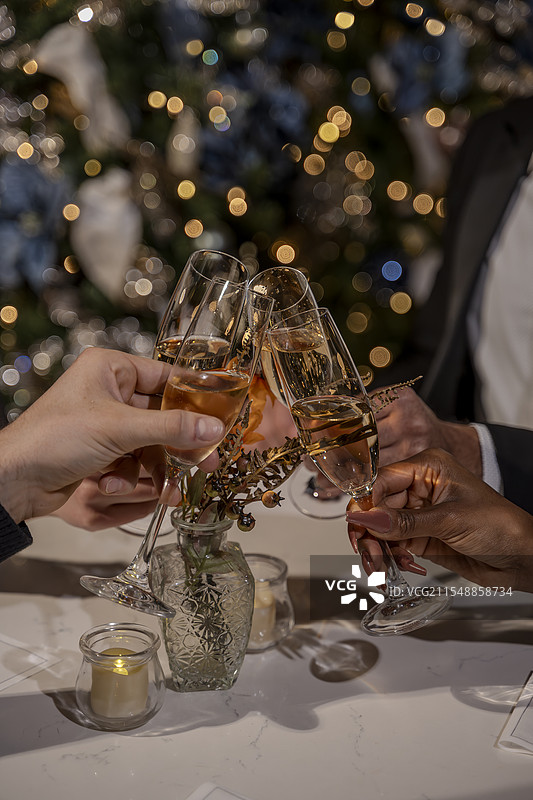 在圣诞树前的香槟祝酒图片素材