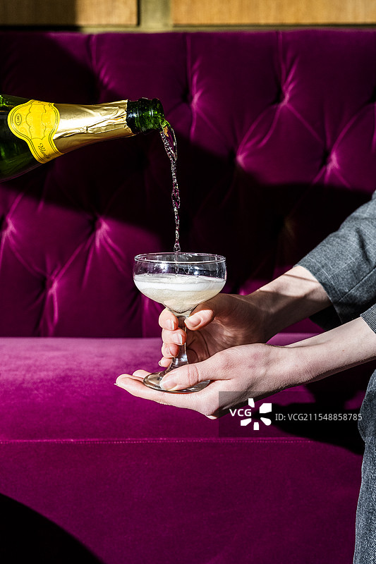 托盘上放着装有香槟的冰桶和两个酒杯图片素材