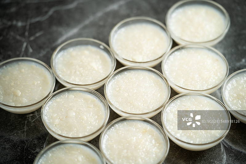 广东特色传统糕点椰汁马蹄钵仔糕图片素材