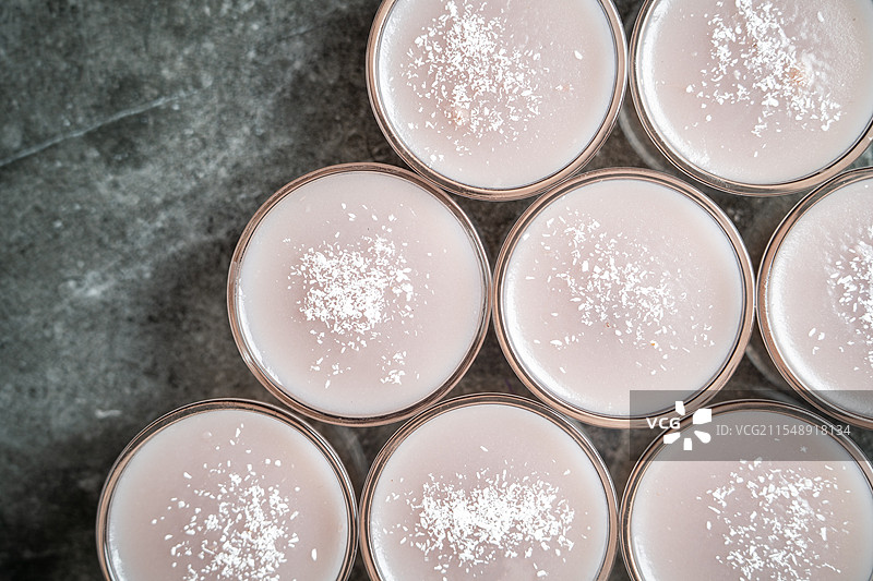 广东特色传统糕点芋泥豆沙钵仔糕图片素材