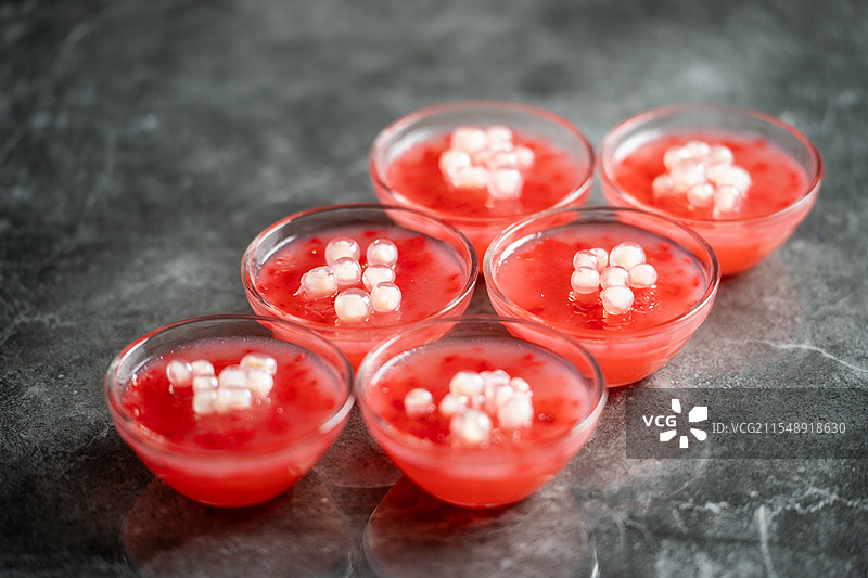 广东特色传统糕点草莓爆珠钵仔糕图片素材