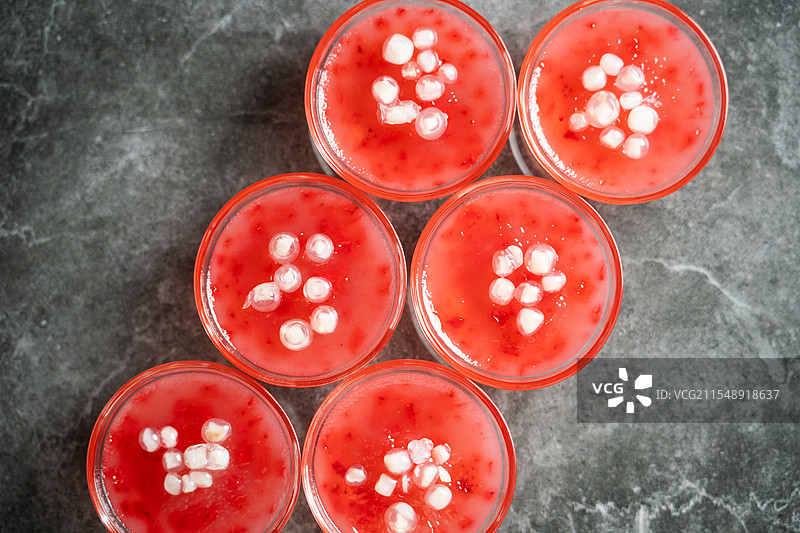 广东特色传统糕点草莓爆珠钵仔糕图片素材