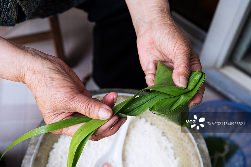 端午节老人包粽子特写图片素材